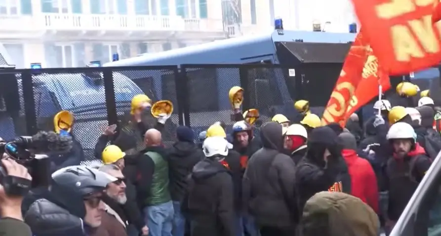 A Genova la polizia lancia i lacrimogeni sul corteo degli operai Ilva. Cgil: “Deriva reazionaria del governo”