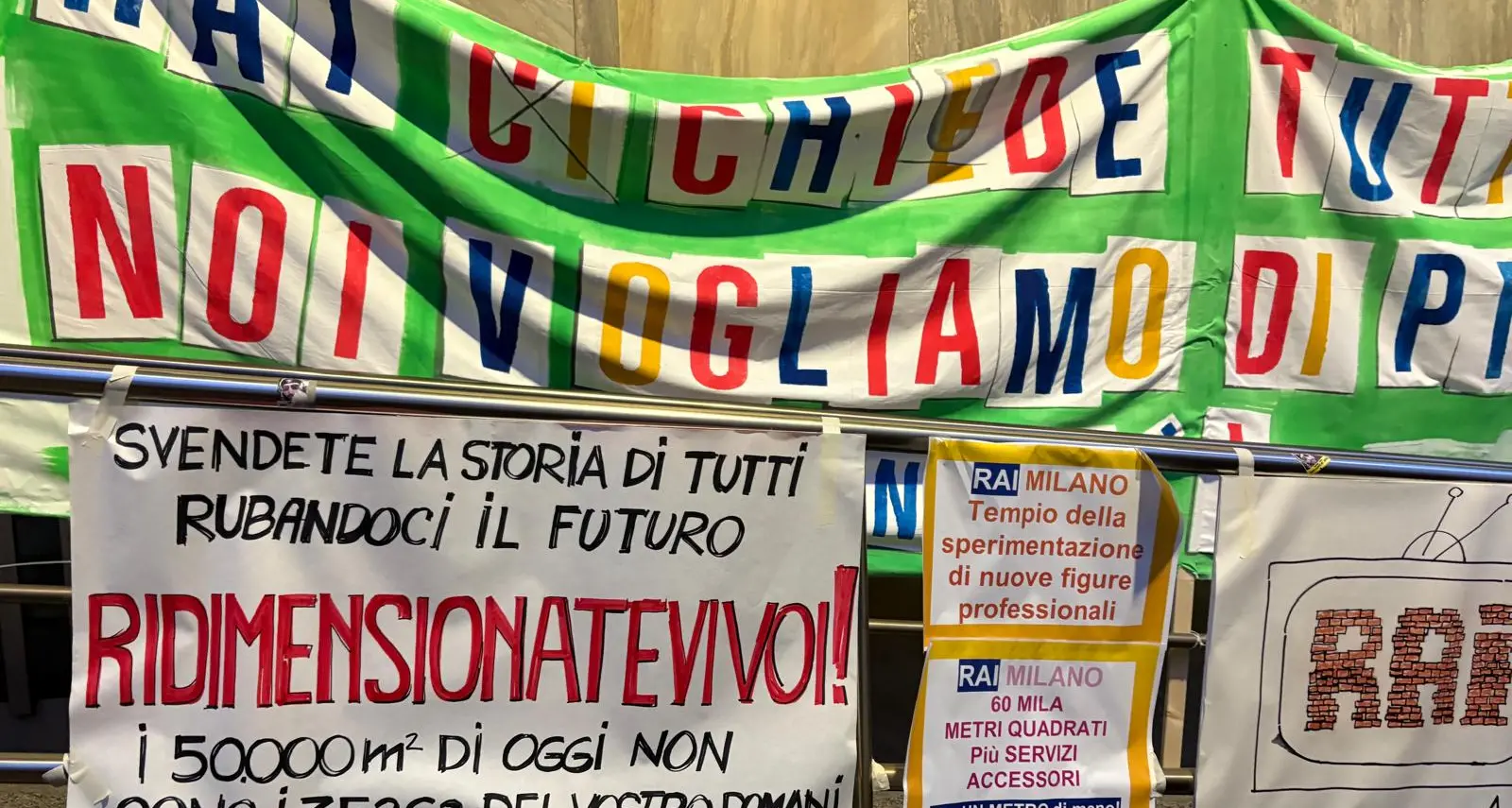 Rai Milano, i lavoratori: “Non siamo pacchi da spedire”