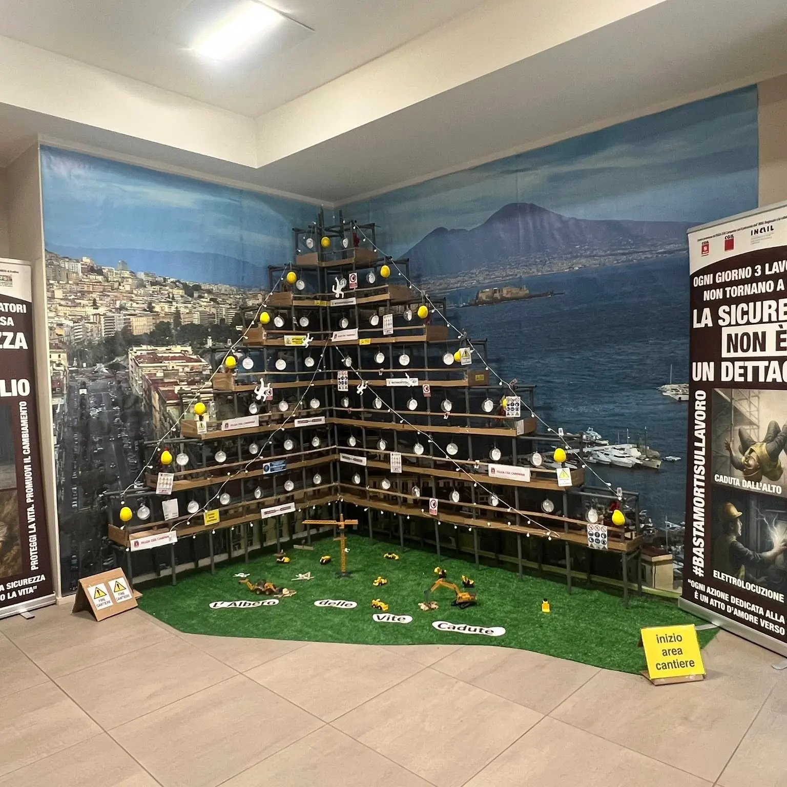 L’“Albero delle vite cadute”. La Fillea ricorda le 87 vittime del lavoro in Campania