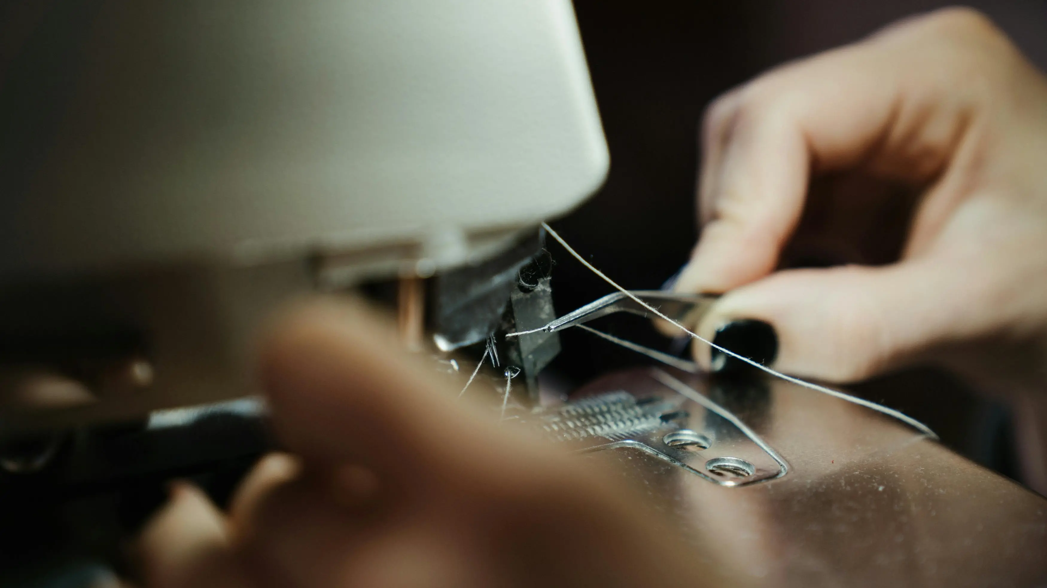 Prato, dormitori abusivi e sfruttamento: la filiera non cambia