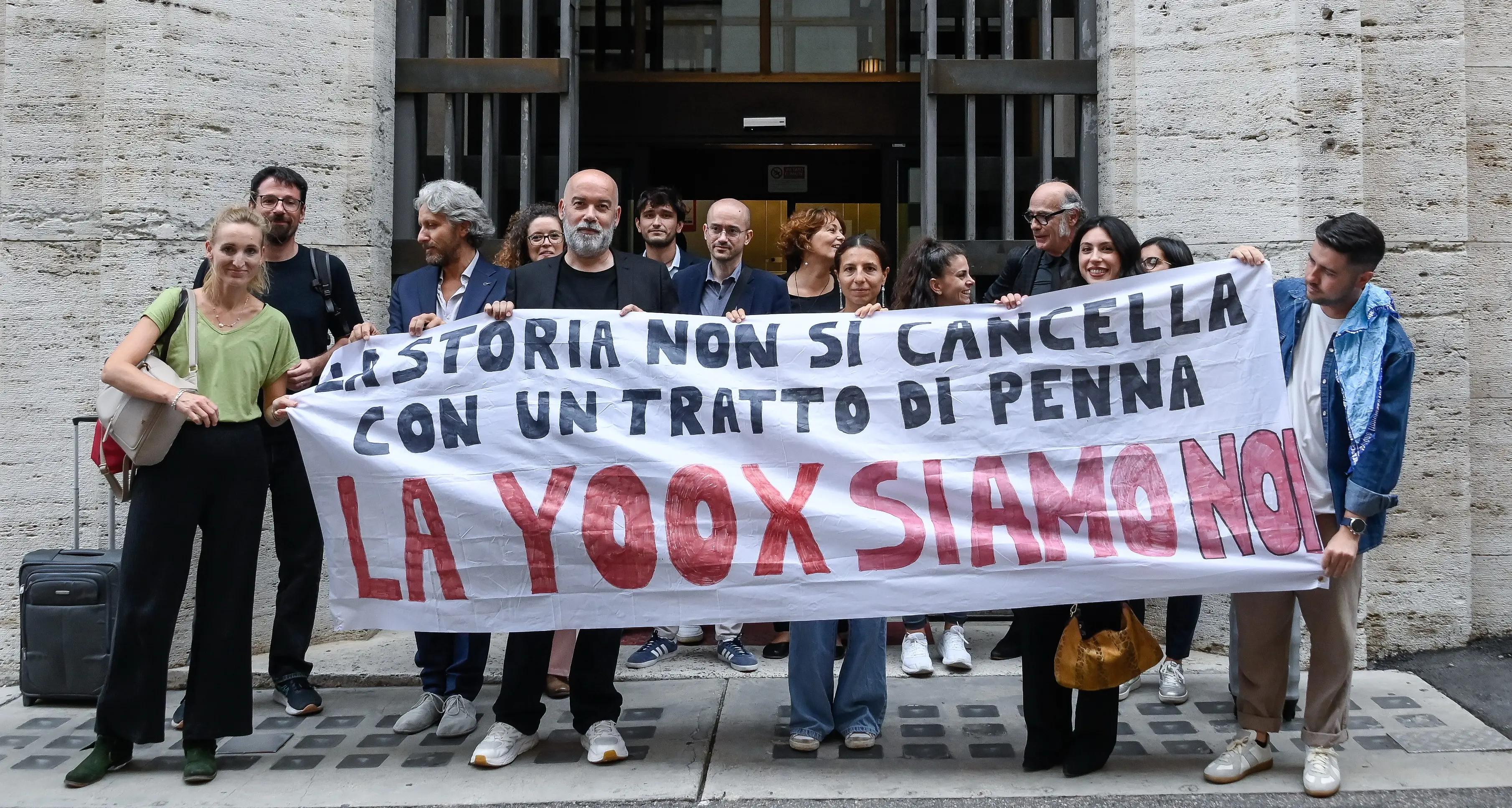 TAVOLO YOOX LA STORIA NON SI CANCELLA CON UN TRATTO DI PENNA PROTESTA PROTESTE STRISCIONE