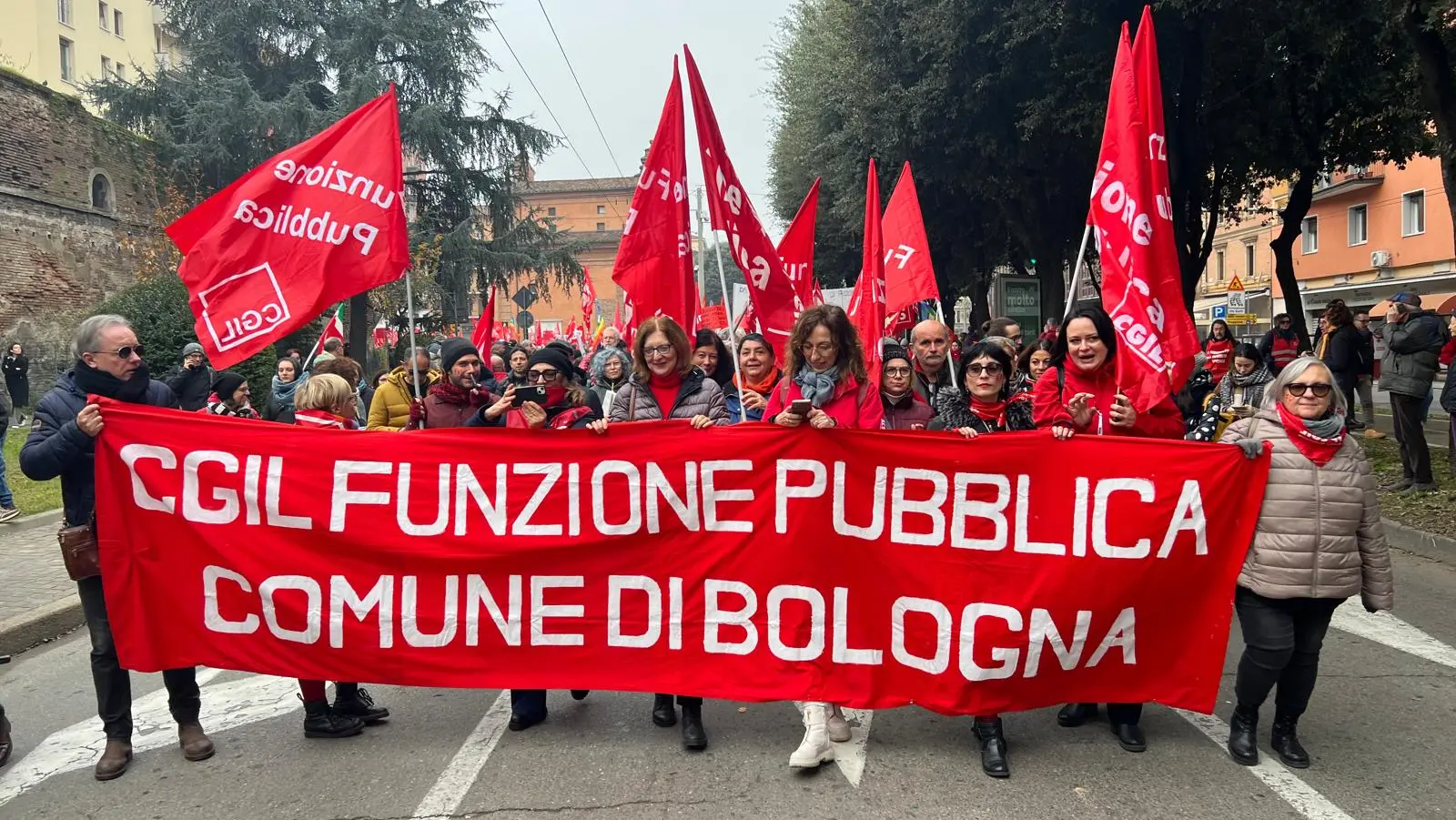 Bologna, per i dipendenti comunali solamente promesse