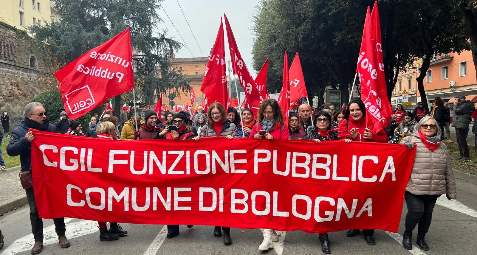 Bologna, per i dipendenti comunali solamente promesse