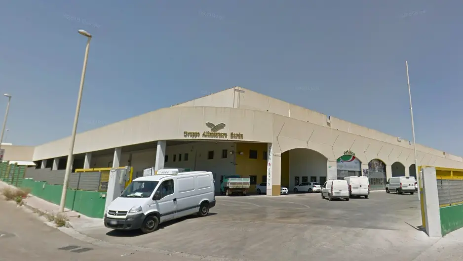 Schiacciato da un cestello elevatore, muore elettricista