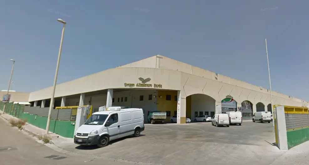 Schiacciato da un cestello elevatore, muore elettricista