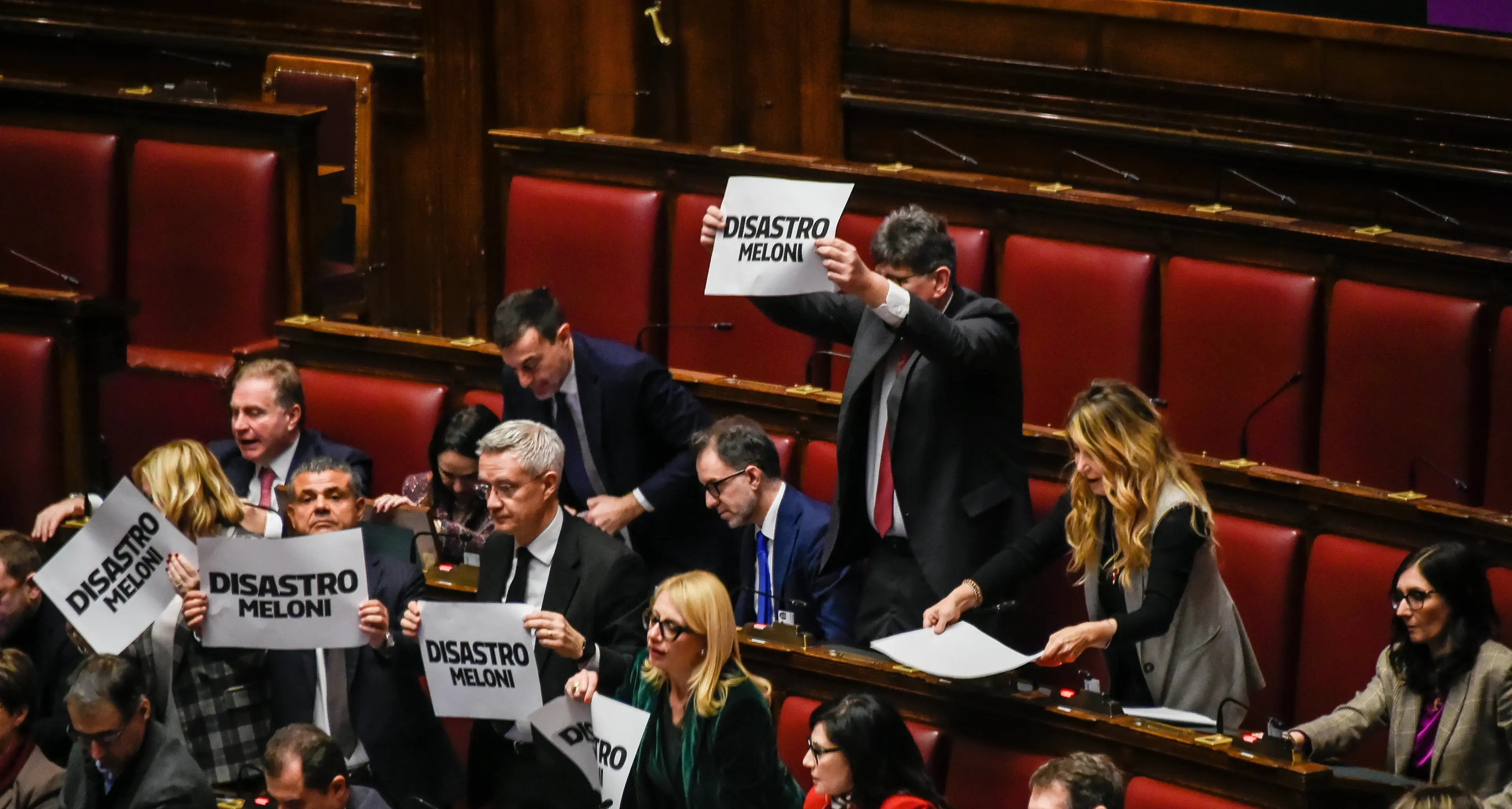 Manovra, ancora tagli ai Caf sul 730. “Cittadini sempre più soli”