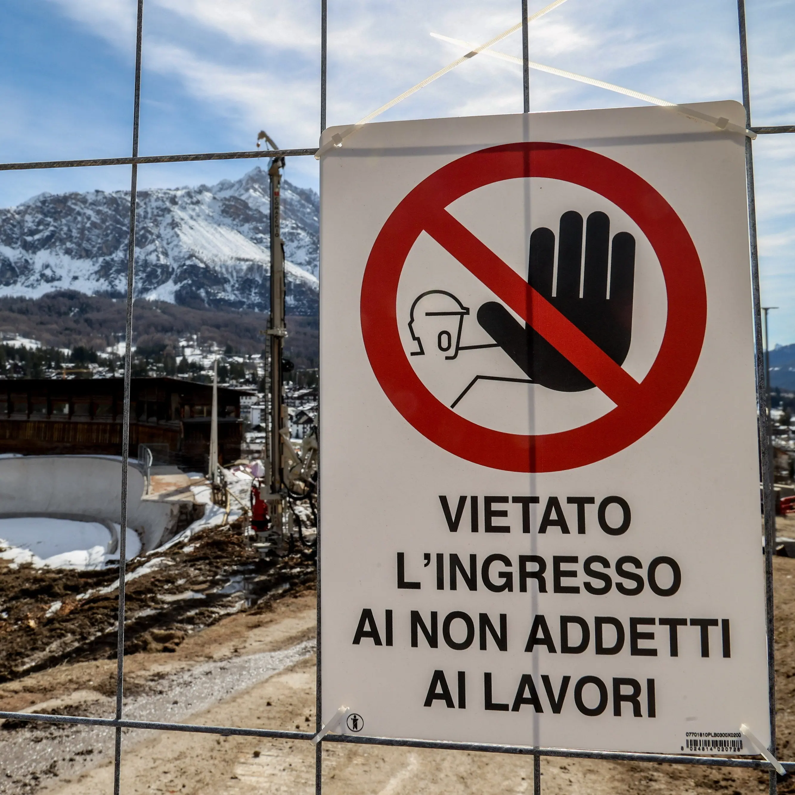 Vigilante morto nel cantiere a Cortina, il gioco non si ferma