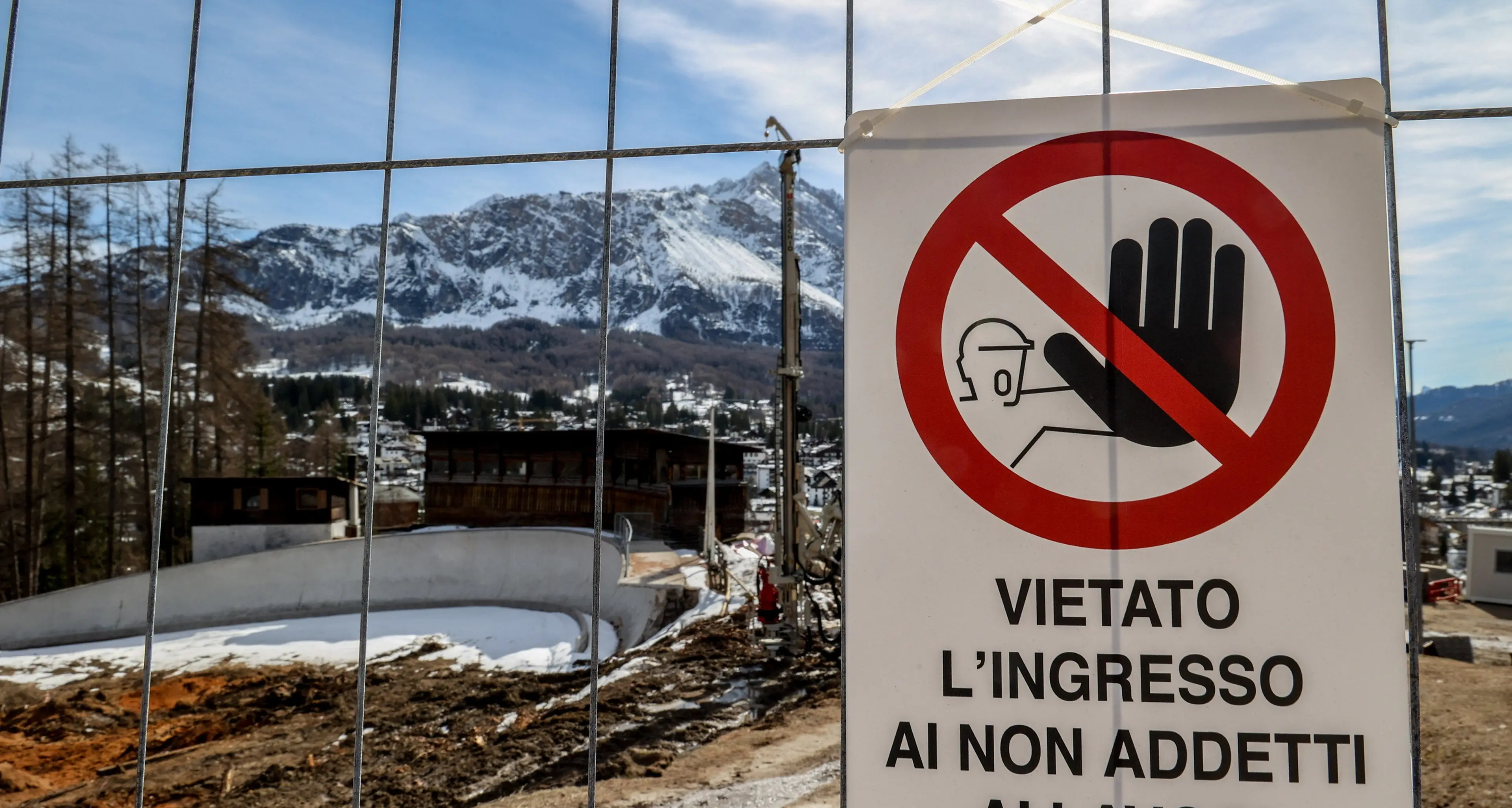 Vigilante morto nel cantiere a Cortina, il gioco non si ferma