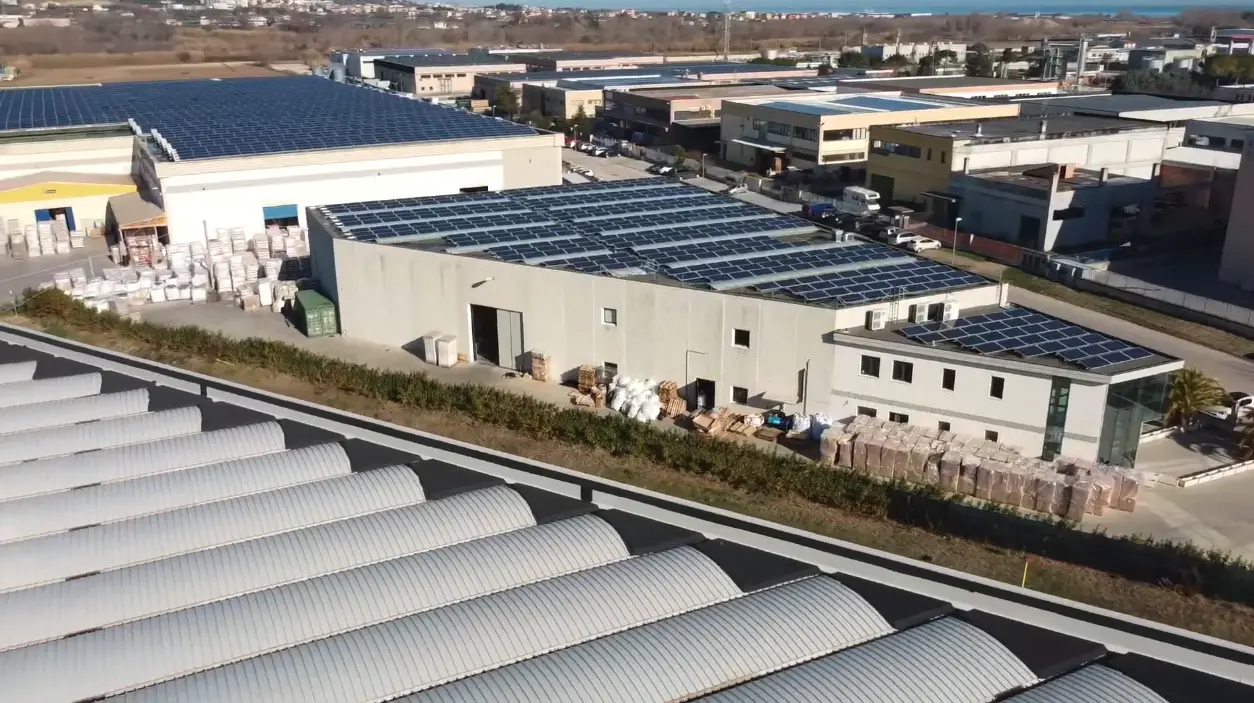 una veduta aerea dello stabilimento Metalchimica di Pineto, in provincia di Teramo