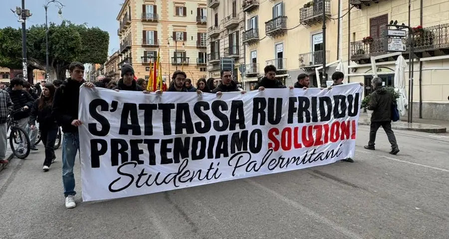 “Nelle scuole s’attassa ru friddu”. A Palermo il corteo di protesta degli studenti contro il freddo negli istituti