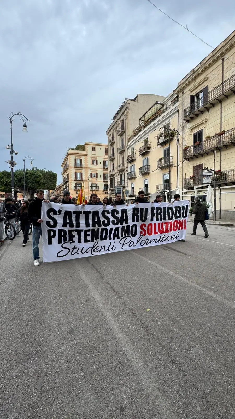 “Nelle scuole s’attassa ru friddu”. A Palermo il corteo di protesta degli studenti contro il freddo negli istituti