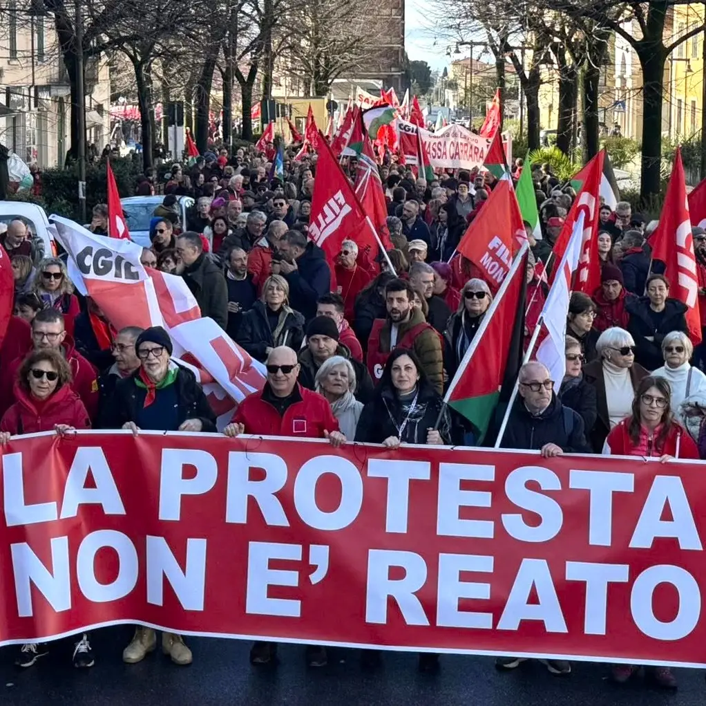 “La protesta non è reato”, migliaia in corteo a Massa