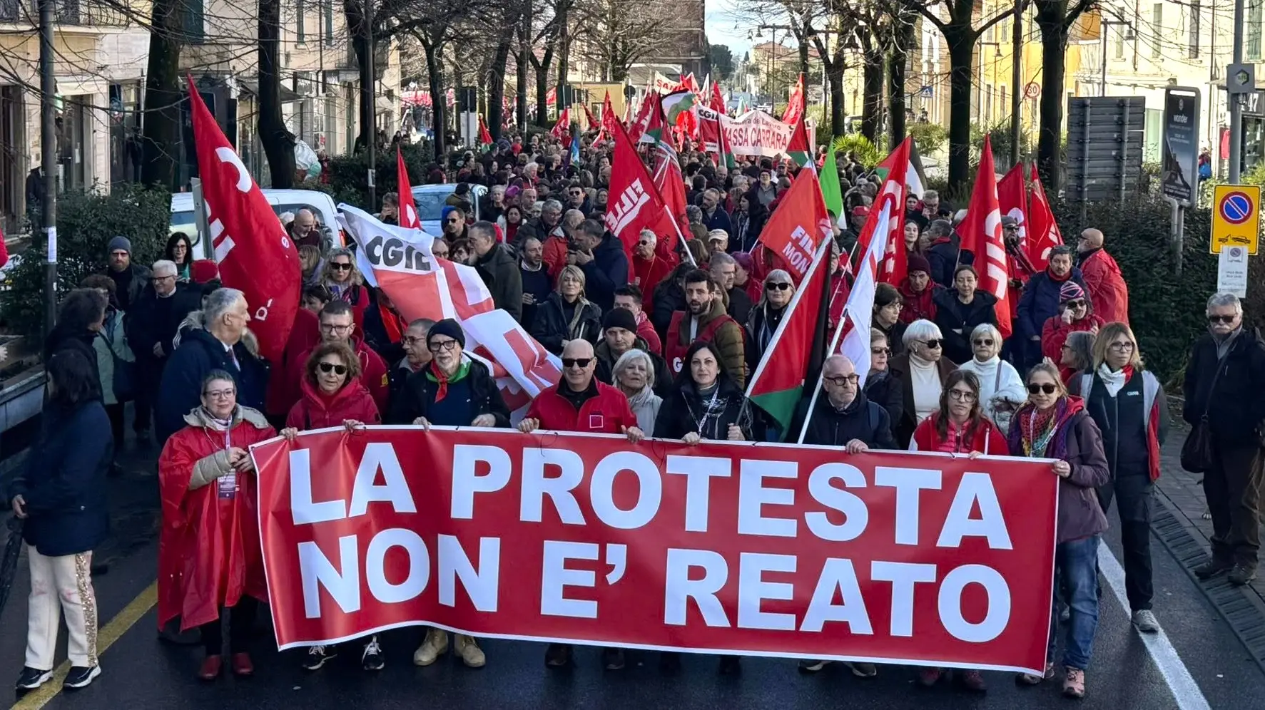“La protesta non è reato”, migliaia in corteo a Massa