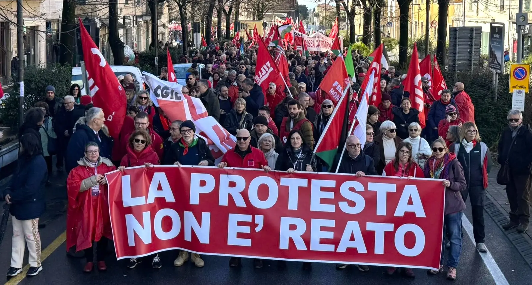 “La protesta non è reato”, migliaia in corteo a Massa