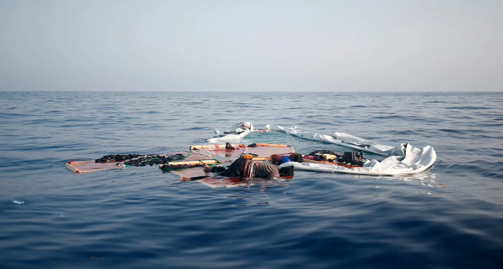 Naufragio nel Mediterraneo: 50 morti e un sopravvissuto