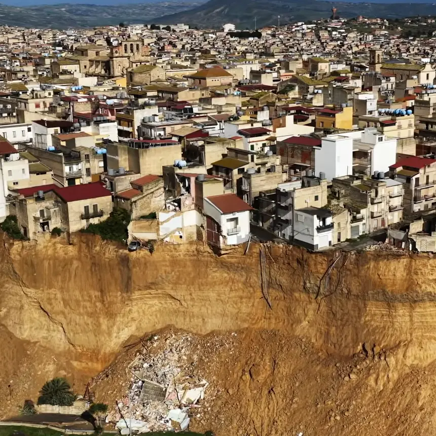 Un paese sospeso sul baratro
