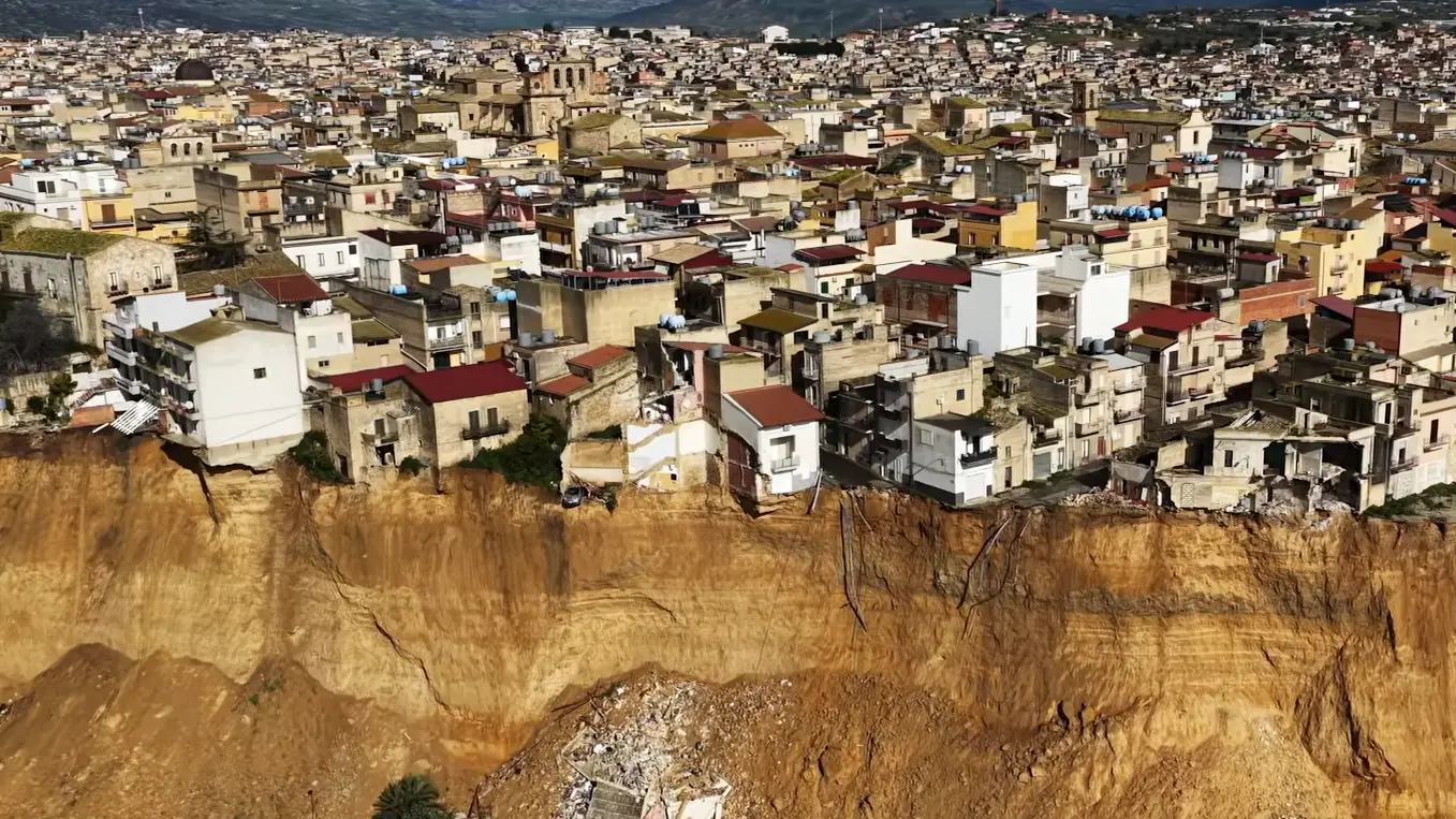 Un paese sospeso sul baratro