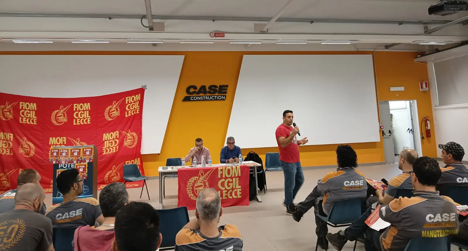 Lecce, operai al freddo, quattro ore di sciopero in Cnhi