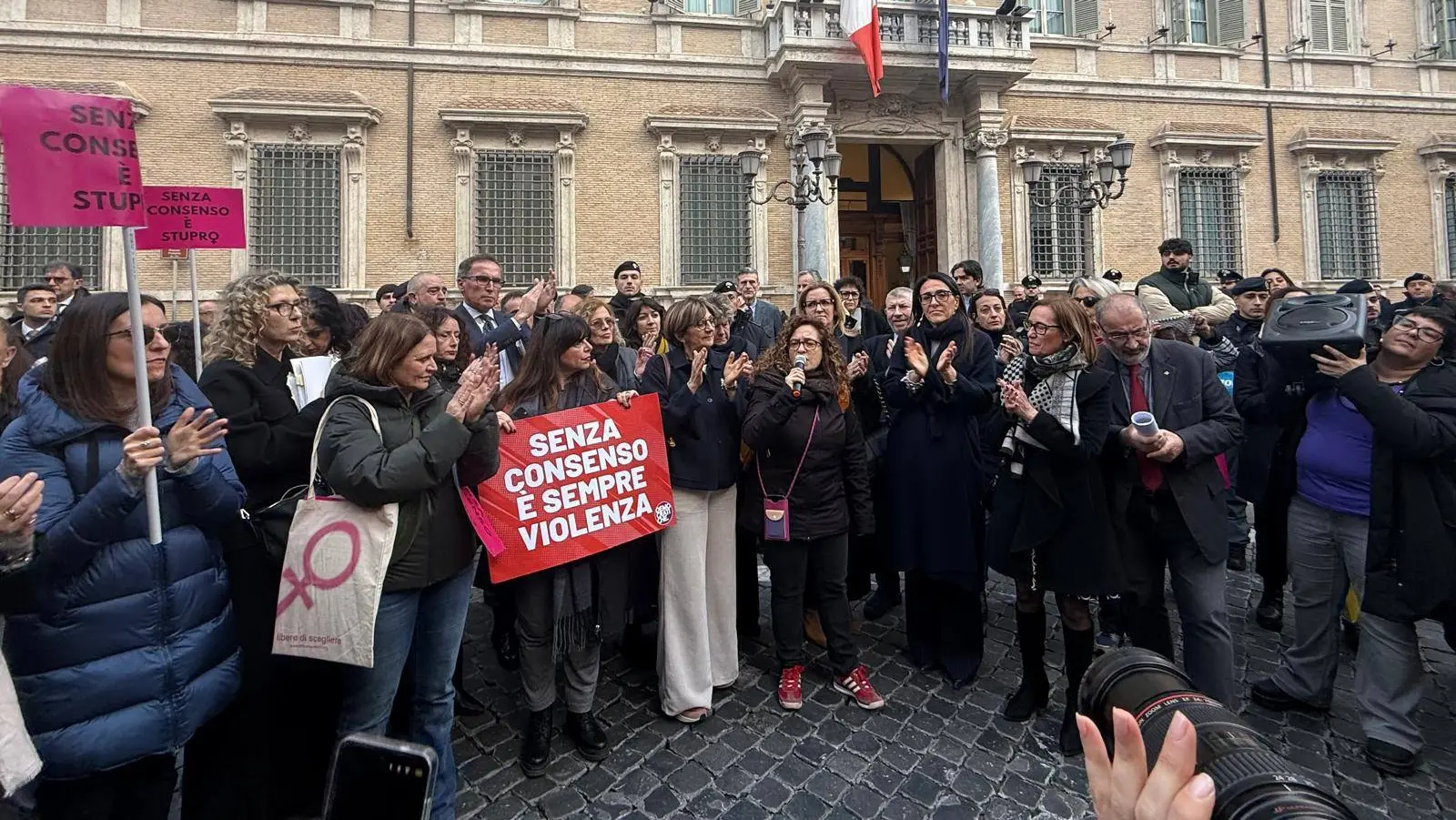 Ddl stupri, il consenso non si tocca. Cgil in piazza in tutta Italia