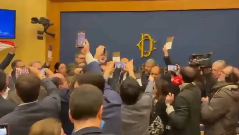 <p>I deputati delle opposizioni occupano la sala stampa alla Camera</p>\\n