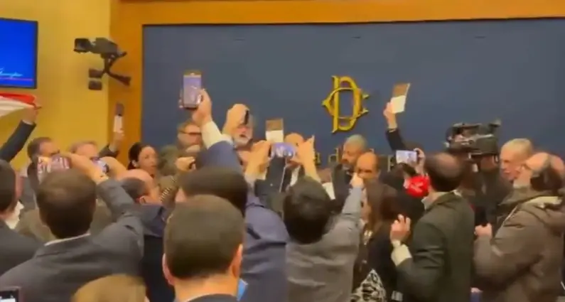 Bella ciao, occupata la sala stampa alla Camera. Salta la conferenza di Casapound sulla remigrazione