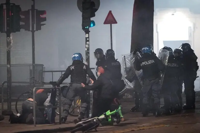 Lettera a un poliziotto ferito e allo Stato che lo lascia solo