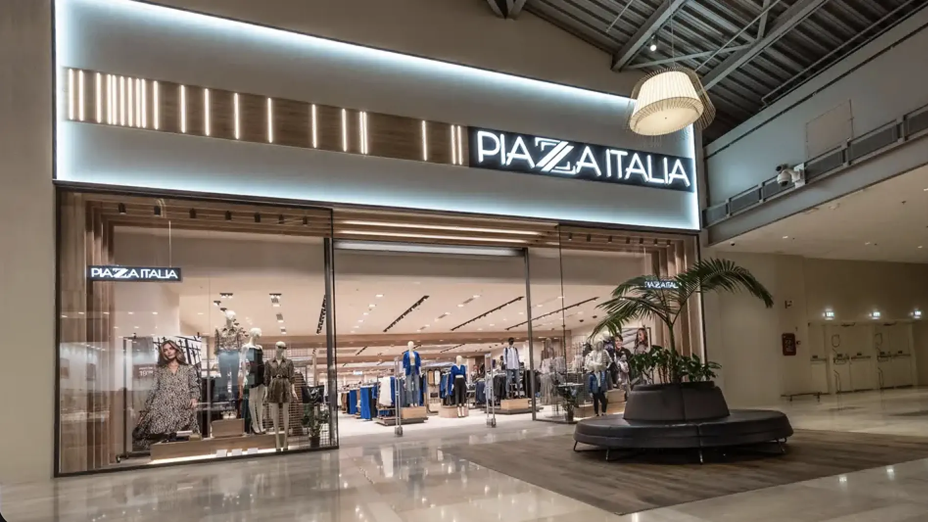 Piazza Italia commissariata, sfruttati gli operai