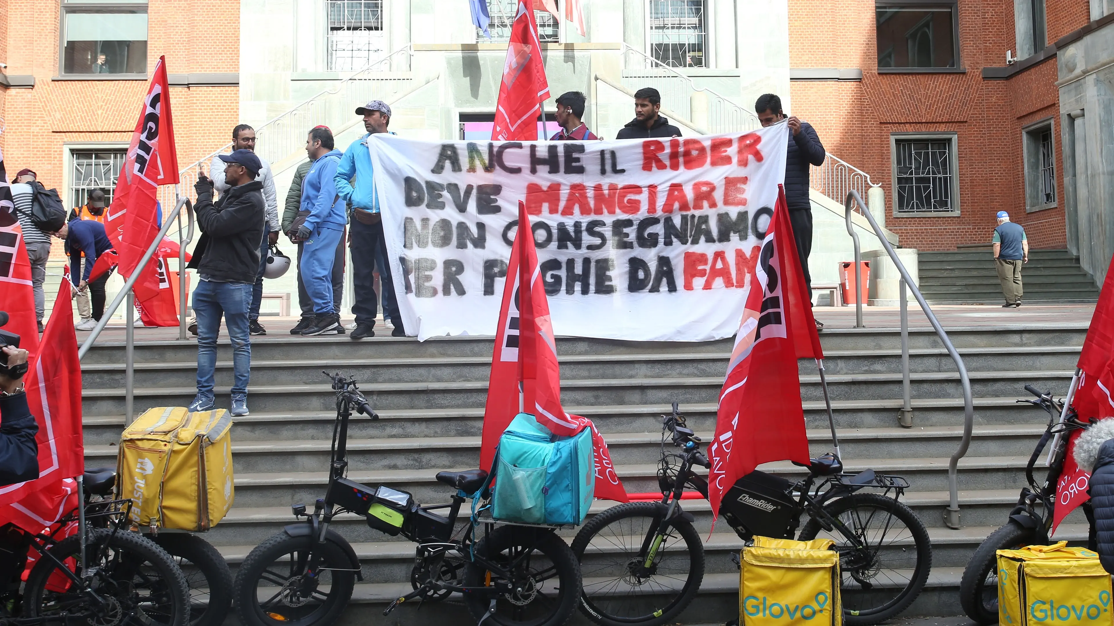 Fino a 10 ore di lavoro con paghe da fame, ecco l’identikit del rider