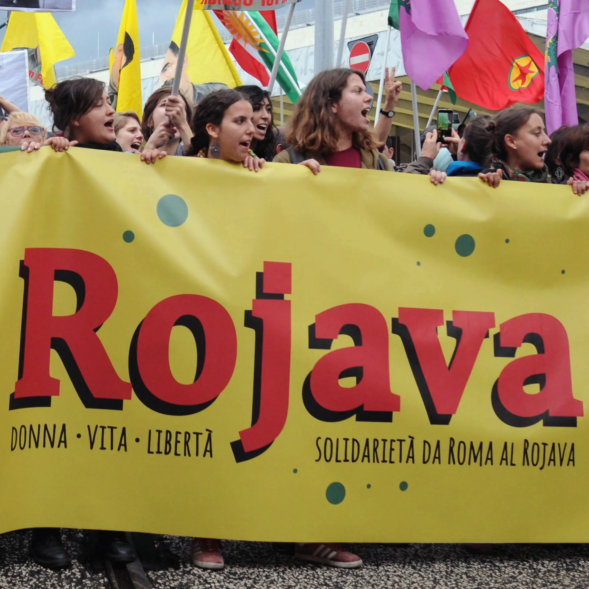 Rojawa, l’utopia delle donne sotto assedio