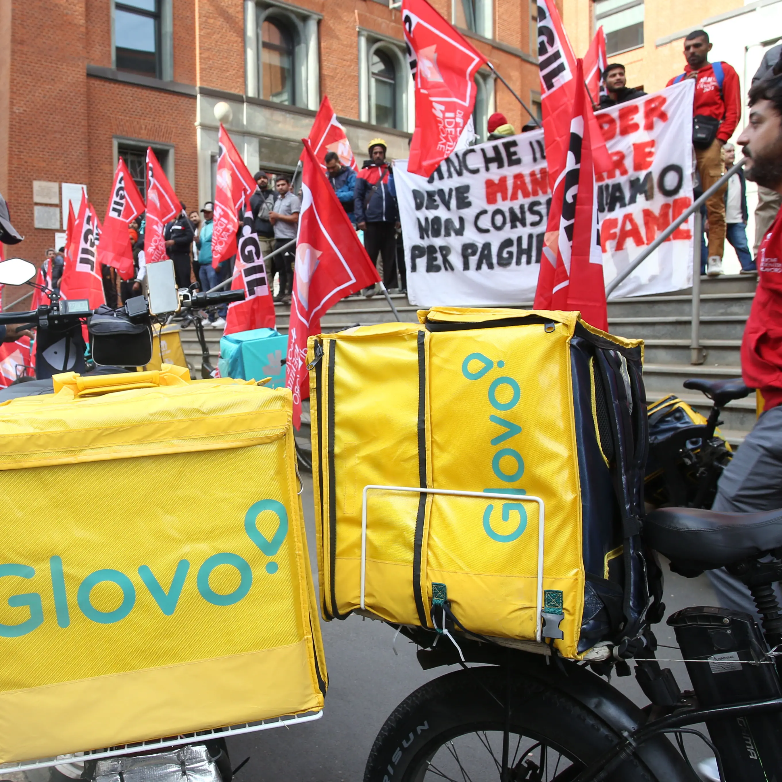 Rider e caporalato. Anche a Bergamo paghe da 2 a 4 euro a consegna