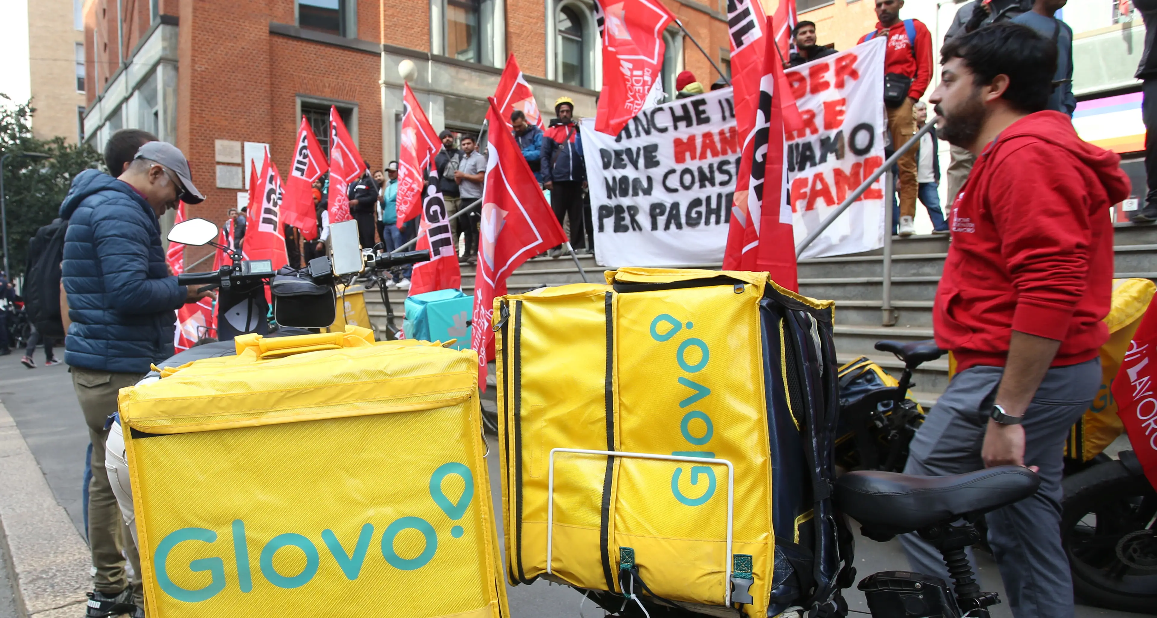 Rider e caporalato. Anche a Bergamo paghe da 2 a 4 euro a consegna