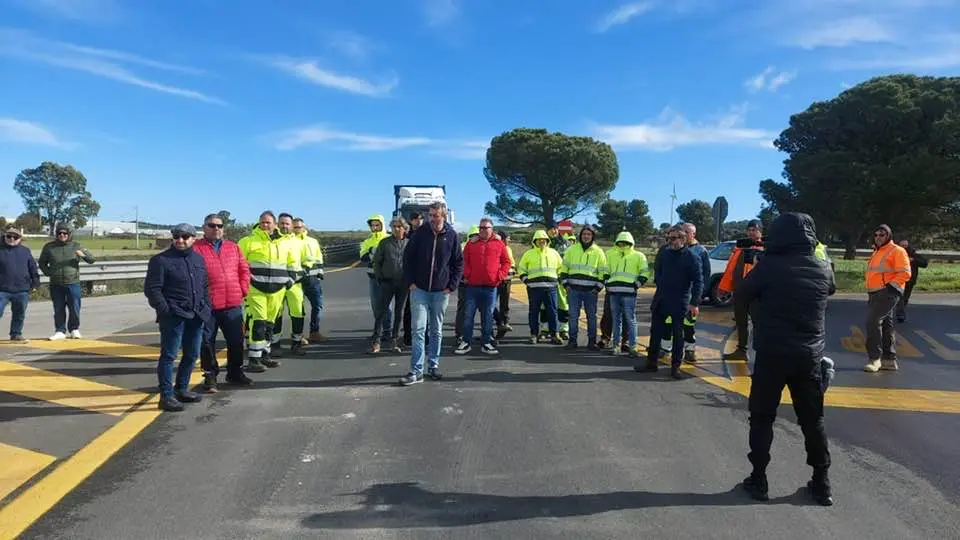 Senza stipendi, sciopero e sit-in al cantiere Ragusa-Catania