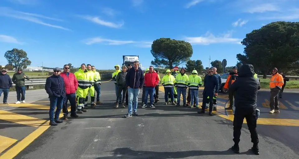 Senza stipendi, sciopero e sit-in al cantiere Ragusa-Catania