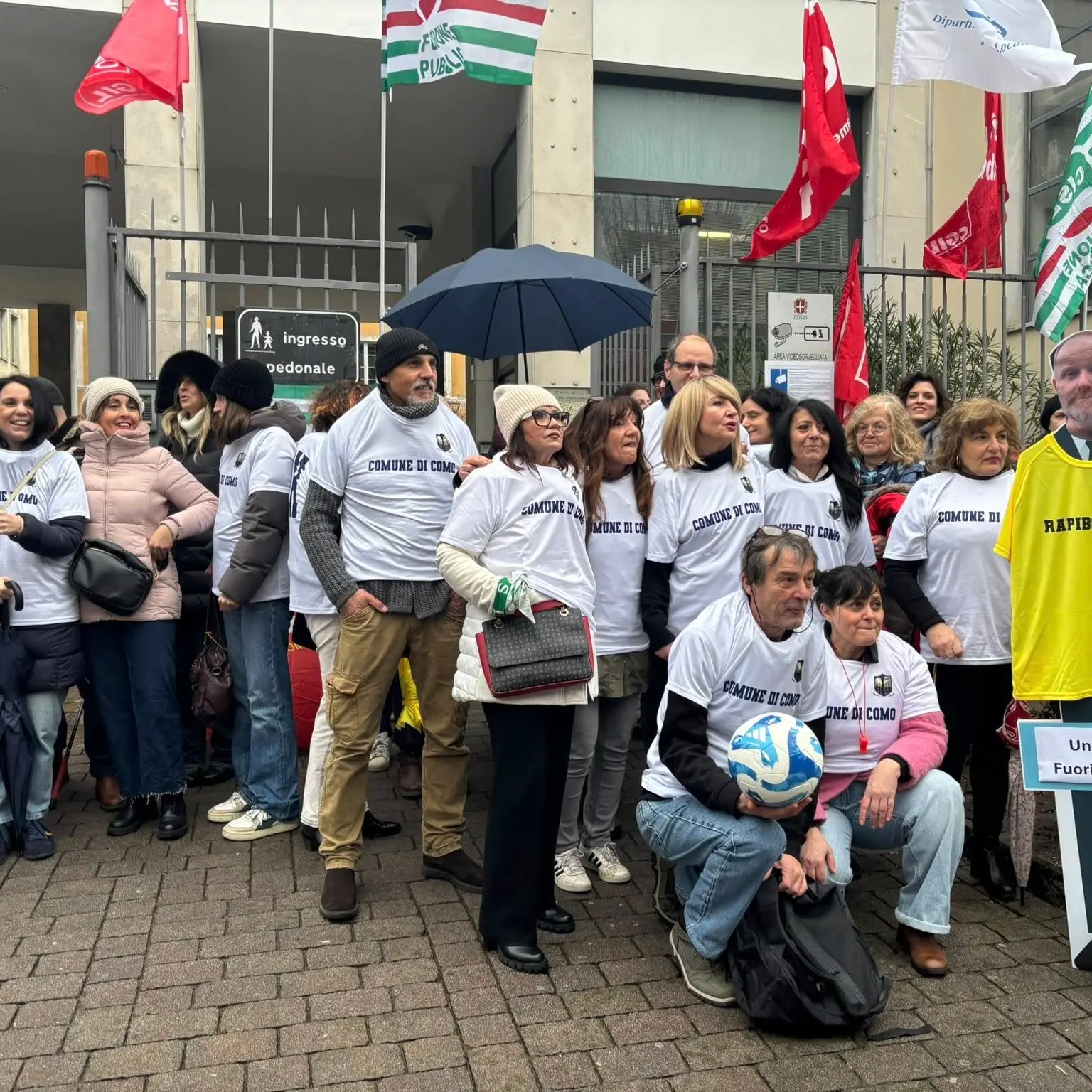 Como, braccia incrociate per i dipendenti comunali: “Basta decisioni unilaterali, si riapra la contrattazione”