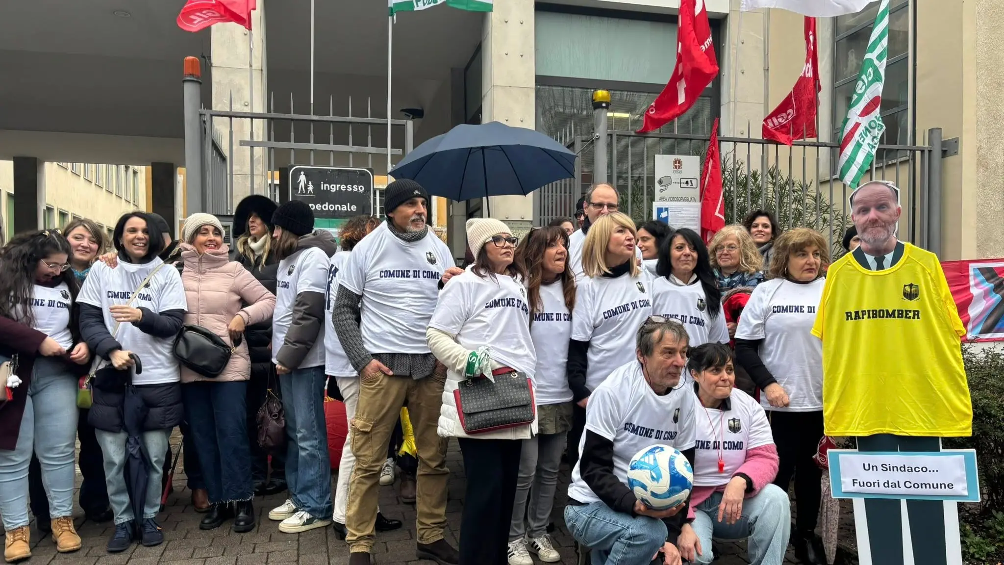 Como, braccia incrociate per i dipendenti comunali: “Basta decisioni unilaterali, si riapra la contrattazione”