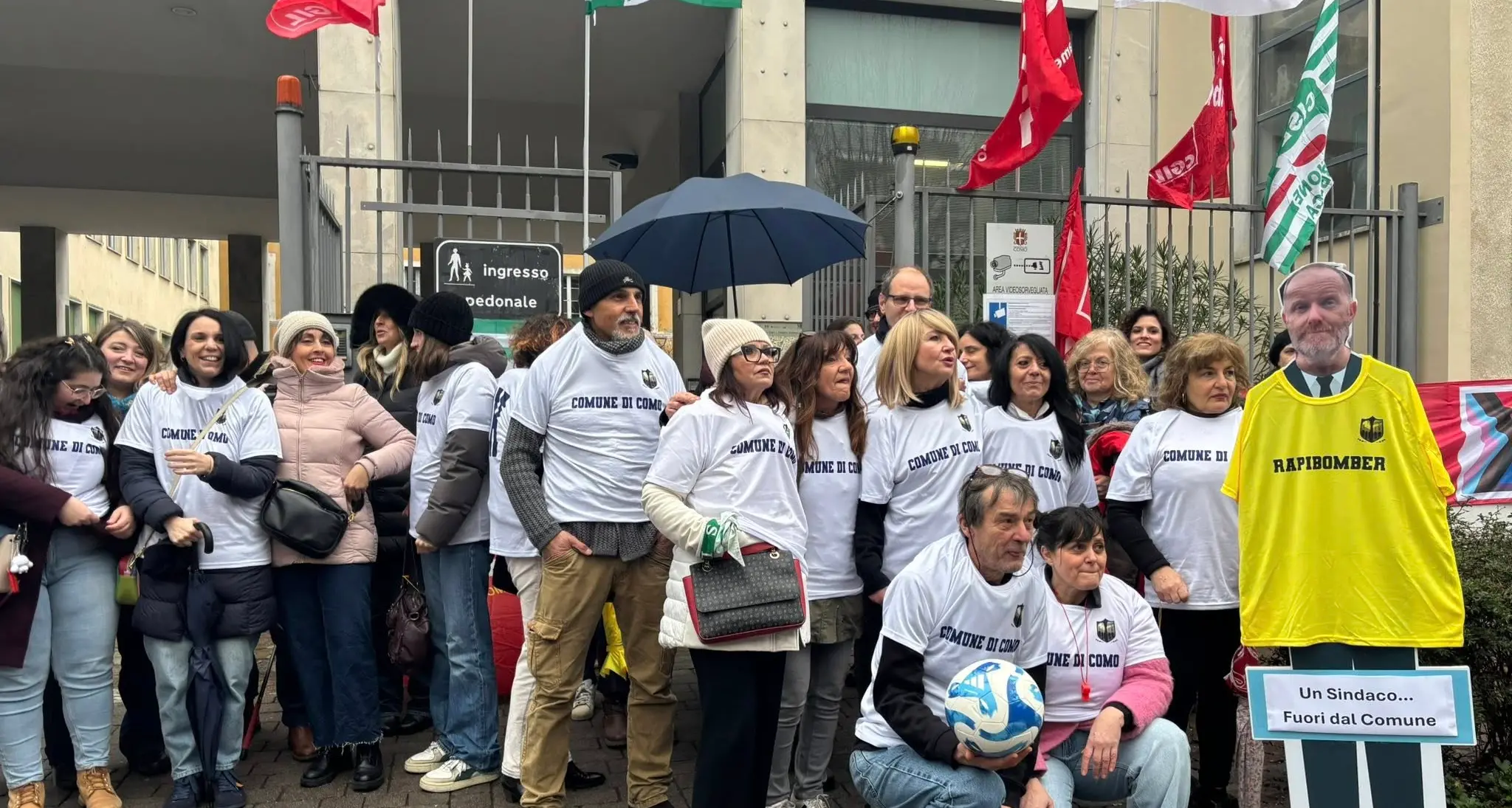 Como, braccia incrociate per i dipendenti comunali: “Basta decisioni unilaterali, si riapra la contrattazione”