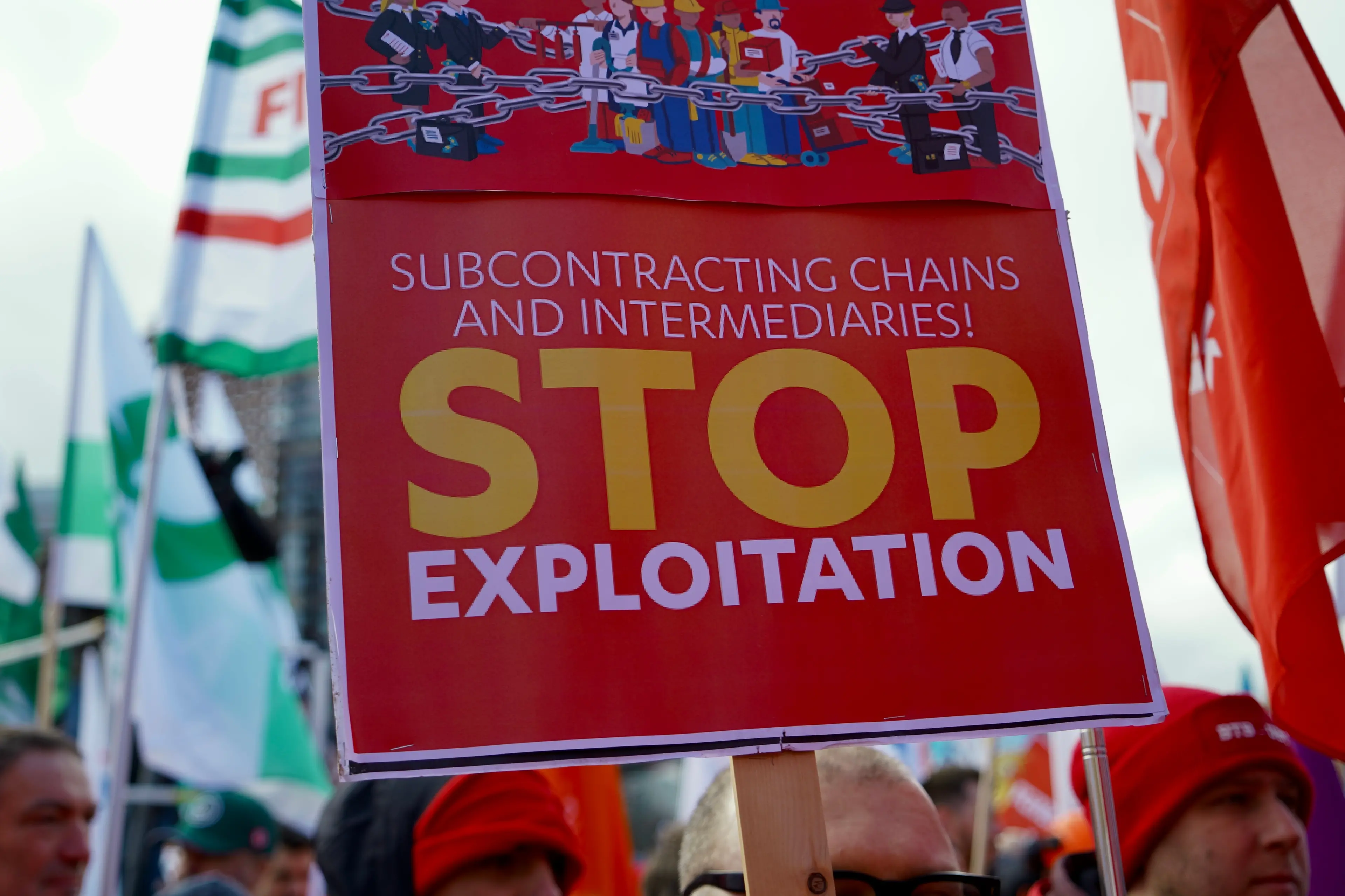 Sindacati: serve una direttiva europea contro subappalti e sfruttamento