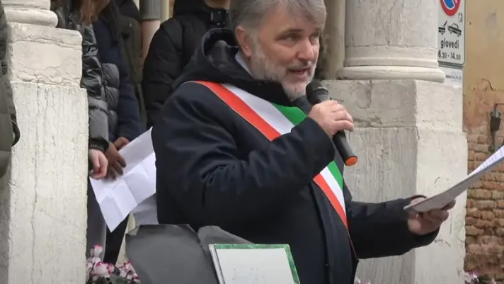 <p>Il sindaco di Chioggia Mauro Armelao parla davanti agli studenti&nbsp;durante la commemorazione dello scorso 10 febbraio</p>\\n