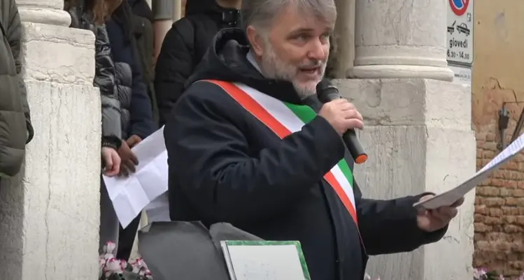 Giorno del Ricordo, alla commemorazione di Chioggia, alunni cantano brano della galassia neofascista