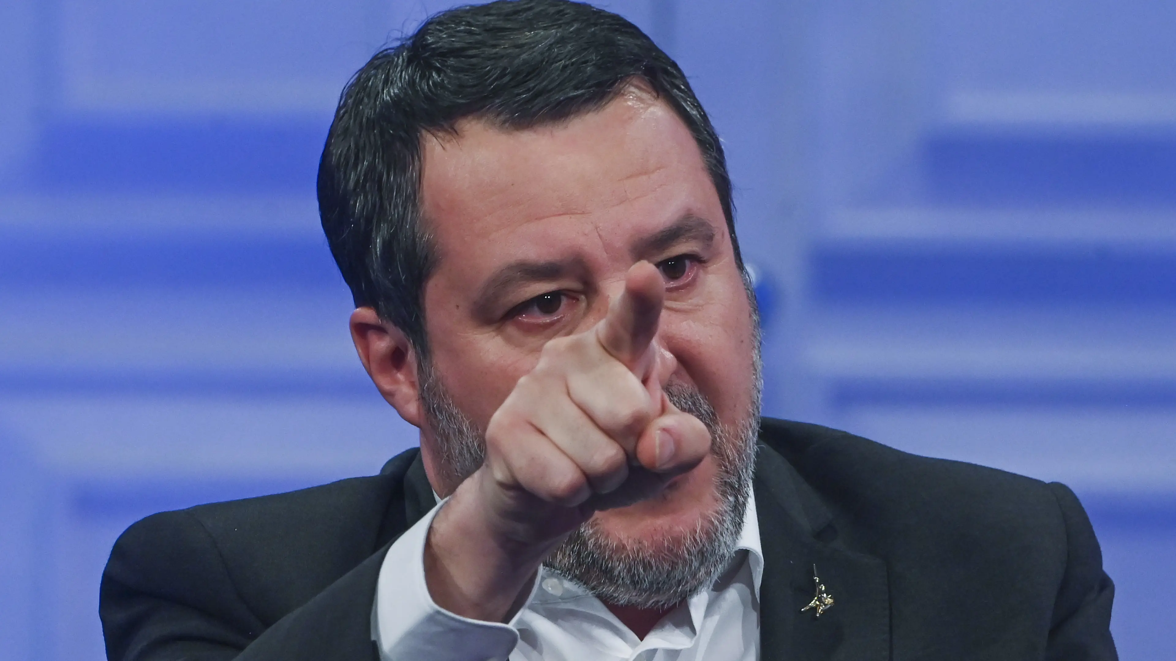 Sciopero del trasporto aereo, Salvini precetta