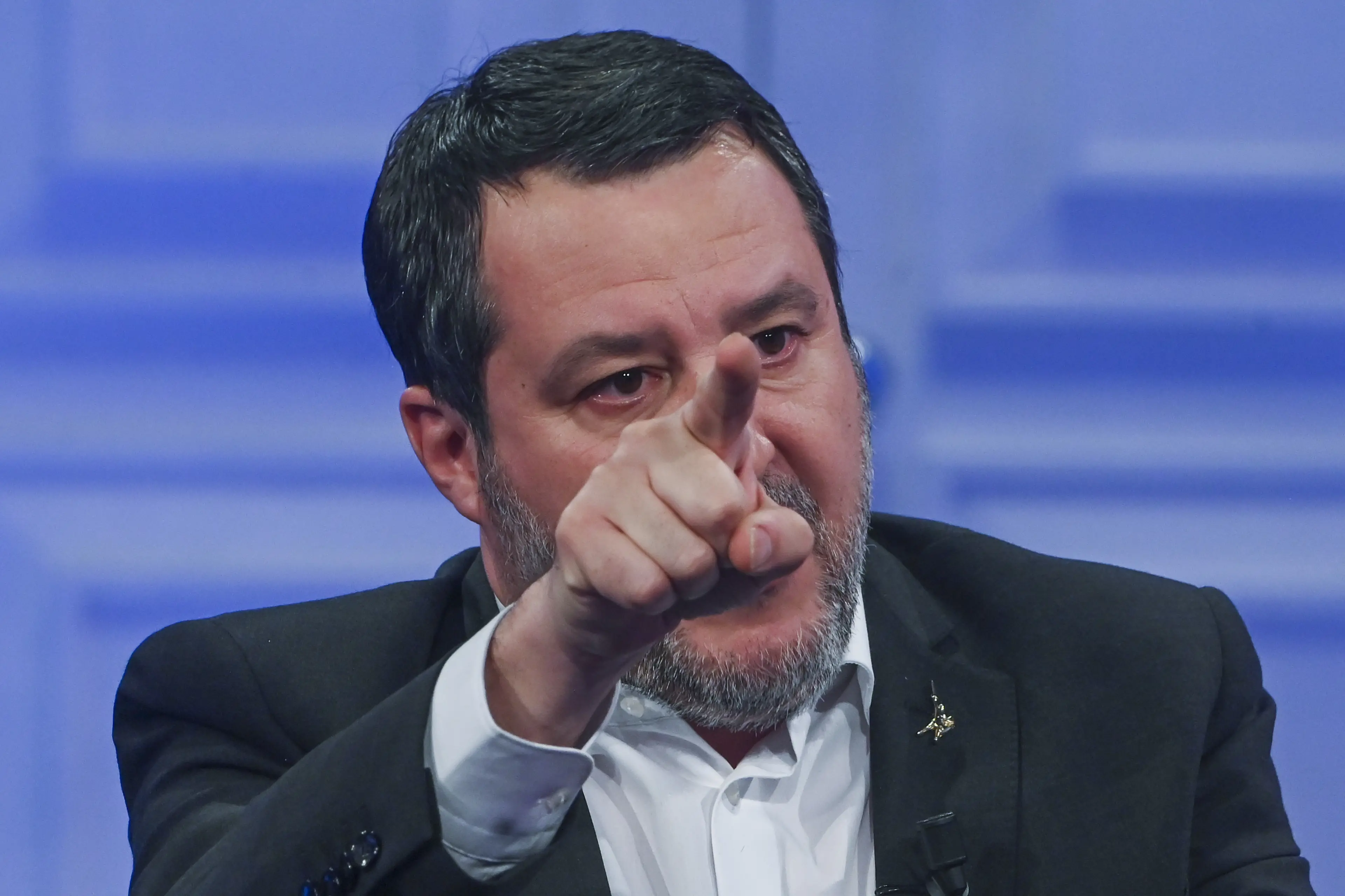 Sciopero del trasporto aereo, Salvini precetta