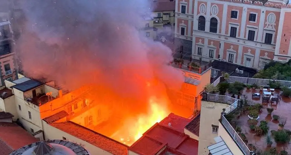 Napoli: incendio all’alba, brucia il Teatro Sannazaro