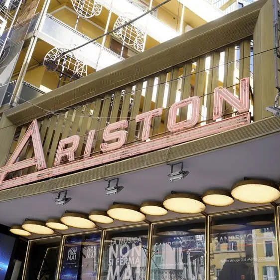 Sanremo: flash mob dei giornalisti per il contratto all'apertura del festival