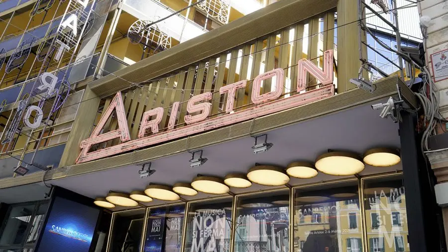 Sanremo: flash mob dei giornalisti per il contratto all'apertura del festival