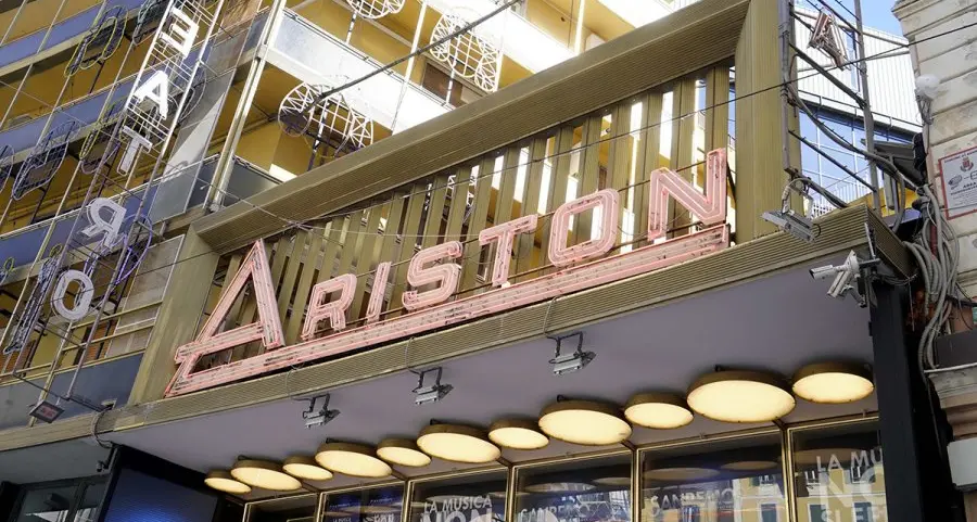 Sanremo: flash mob dei giornalisti per il contratto all'apertura del festival