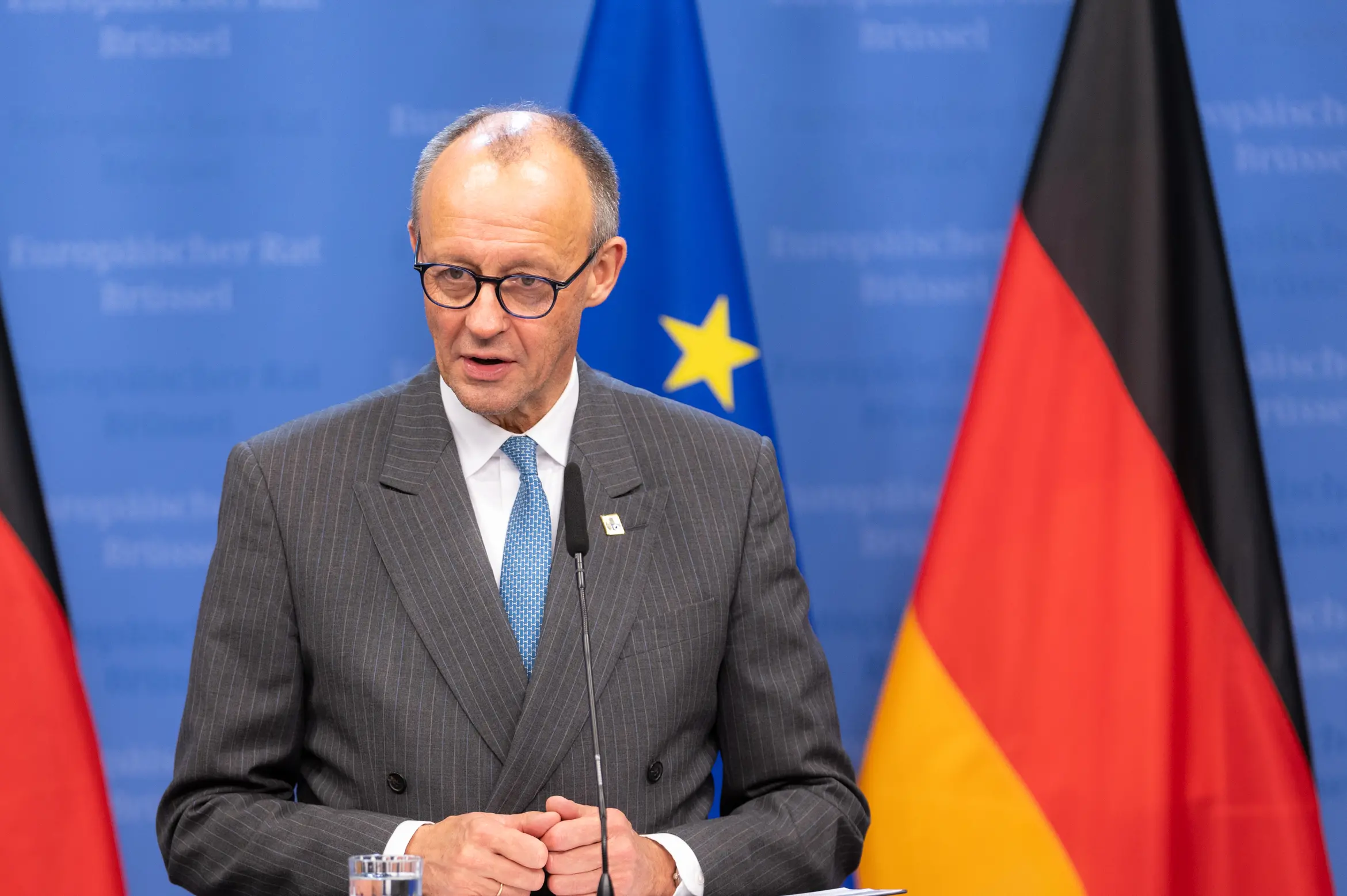 Tutti contro Merz: “Giù le mani dalle otto ore di lavoro”