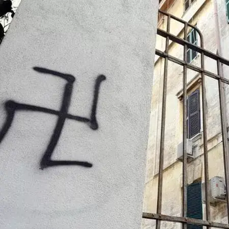 Sfregiato con una svastica il cortile del film “C’è ancora domani”