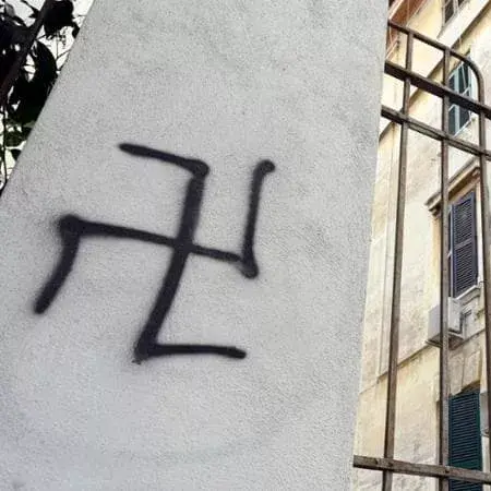 Sfregiato con una svastica il cortile di “C’è ancora domani”
