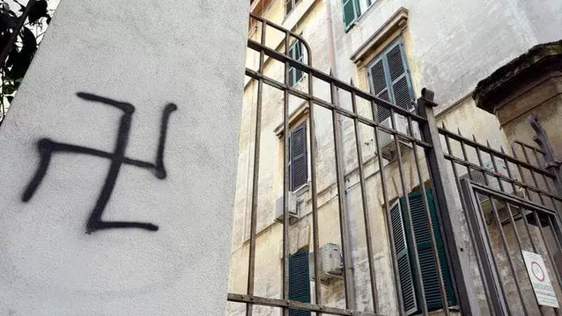 Sfregiato con una svastica il cortile di “C’è ancora domani”