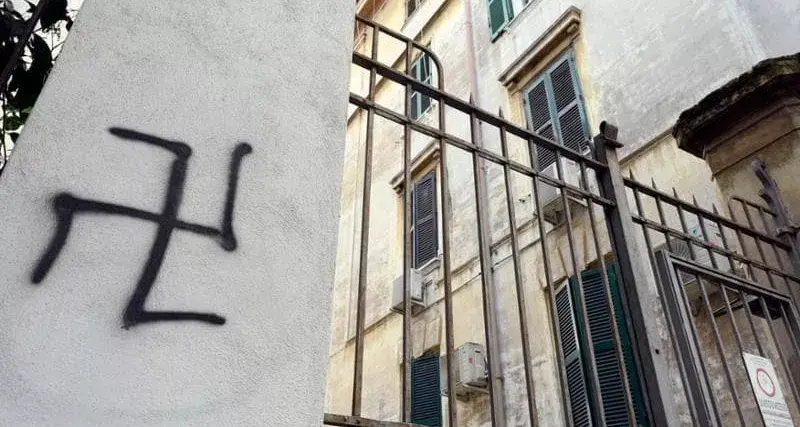 Sfregiato con una svastica il cortile di “C’è ancora domani”